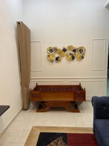 雙溪大年的住宿－Wan’ Homestay，客厅配有钢琴和蓝色沙发