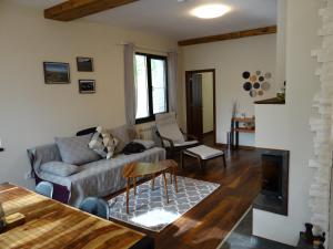 uma sala de estar com um sofá e uma lareira em Villa Camino em Sapareva Banya