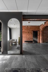 een kamer met stoelen en een bakstenen muur bij Berman House in Kaunas
