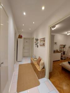 een woonkamer met een bank en een tafel bij Apartment Yes in Zadar