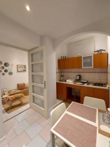 una cocina con mesa y una habitación con cocina en Apartment Yes en Zadar