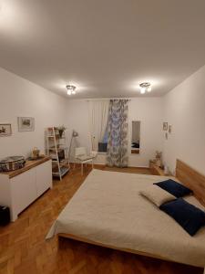 een grote slaapkamer met een groot bed en een bureau bij Apartment Yes in Zadar
