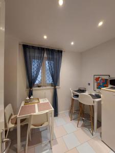een keuken met een tafel en stoelen en een koelkast bij Apartment Yes in Zadar