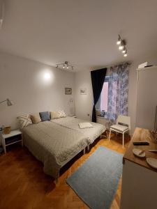 een slaapkamer met een groot bed en een raam bij Apartment Yes in Zadar