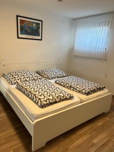 twee bedden naast elkaar in een slaapkamer bij FeWo Haus 4 in Lahr
