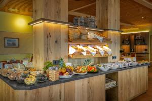 una línea de buffet con muchos tipos diferentes de comida en Landhotel Magdalenenhof GbR, en Zwiesel