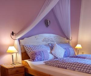 Ein Bett oder Betten in einem Zimmer der Unterkunft Winzerhof Fleischmann