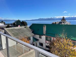 Una vista del agua desde el balcón de un edificio. en Acqua Apartments Bariloche, en San Carlos de Bariloche