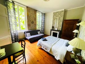 A bed or beds in a room at Le Baraillot, Chambres et repas d'hôtes, soirée étape
