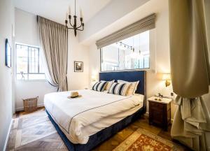 1 dormitorio con 1 cama y lavamanos. en VELLER Mapu en Tel Aviv
