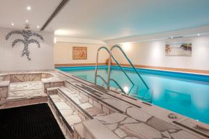 an indoor swimming pool with a lapidarynergynergynergybratesizonsizonsizons at Landhotel Magdalenenhof GbR in Zwiesel