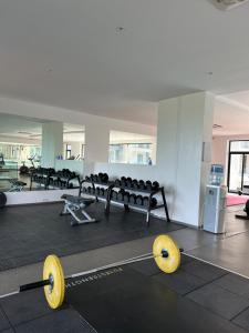 アクラにあるEmbassy Gardensのジム(椅子、ウェイト付)