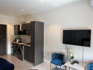 アクラにあるEmbassy Gardensのリビングルーム(壁掛け式薄型テレビ付)