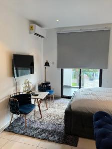 アクラにあるEmbassy Gardensのベッドとテーブルと椅子のある寝室