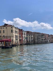 - Vistas al canal desde un barco en el agua en Locanda Ruga Rialto, en Venecia