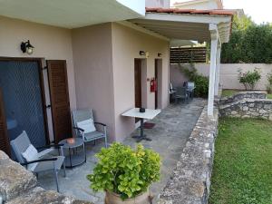 Posedenie v ubytovaní Marios Garden House