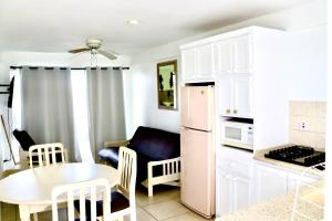 Køkken eller tekøkken på Melrose Beach Apartments Inc