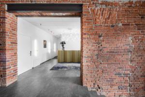 een stenen muur met een tafel in het midden van een kamer bij Berman House in Kaunas