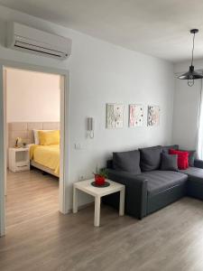 un soggiorno con divano e letto di Rovena's Apartment - free parking a Tirana