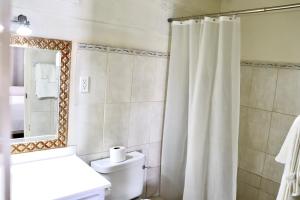 Ett badrum på Melrose Beach Apartments Inc