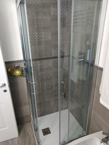 La salle de bains est pourvue d'une douche avec une porte en verre. dans l'établissement Orchidea, à Bologne