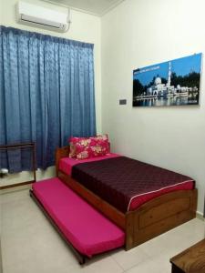 1 dormitorio con 2 camas y ventana en Homestay Camelia Kuala Terengganu Seberang Takir - Near Drawbridge en Kuala Terengganu