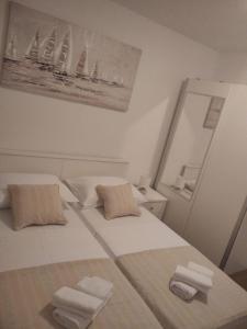 una camera da letto con un letto con due asciugamani sopra di Apartment Mateo a Spalato (Split)
