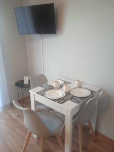 Televízia a/alebo spoločenská miestnosť v ubytovaní Przytulny apartament w sercu Karkonoszy