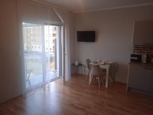 Pokój ze stołem i kuchnią z oknem w obiekcie Przytulny apartament w sercu Karkonoszy w Jeleniej Górze