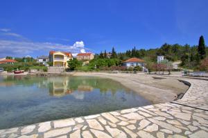 zbiornik wody z domami w tle w obiekcie Sunshine Place by the beach w mieście Lukoran