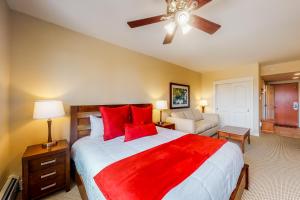 um quarto com uma cama grande e almofadas vermelhas em Fraser Crossing 3404 em Winter Park