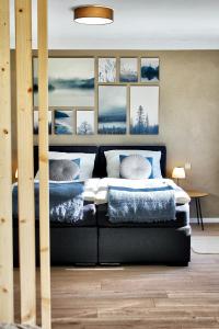 1 dormitorio con 1 cama con almohadas azules y blancas en Ferienhaus CLARNI, en Sankt Wendel