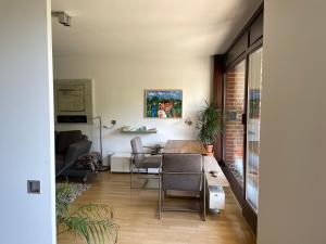 Postel nebo postele na pokoji v ubytování Messe- und Ferienwohnung mit Dachterrasse am Fluss