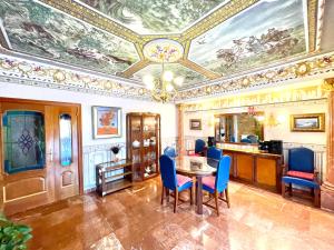 Televízia a/alebo spoločenská miestnosť v ubytovaní Villa del Arte La Nucia