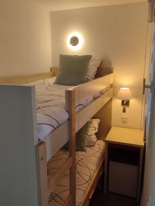 1 dormitorio con 2 literas y mesa en Chez Adriana Studio Proche Mer avec Piscine, en Grimaud