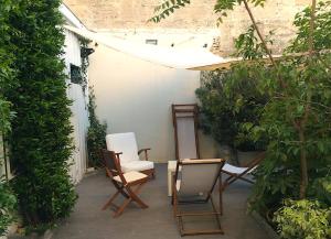 a patio with chairs and a table and a chair at La Halte Montaigne in Bordeaux