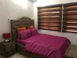 A bed or beds in a room at Well furnished and spacious 2 bedroom apartment