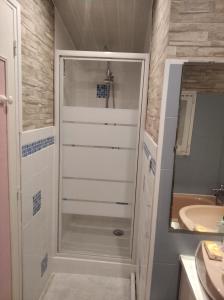 baño con ducha a ras de suelo junto a un lavabo en Charmante chambre d'hôte, en Sigean