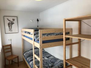 מיטה או מיטות קומותיים בחדר ב-Vakantiewoning aan het water