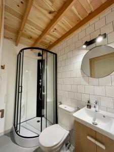 Koupelna v ubytování Annexe des Pins - studio gîte avec piscine & climatisation + 9 fotografií