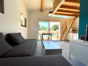 Posezení v ubytování Annexe des Pins - studio gîte avec piscine & climatisation