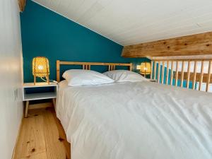 Postel nebo postele na pokoji v ubytování Annexe des Pins - studio gîte avec piscine & climatisation