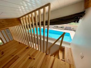 Bazén v ubytování Annexe des Pins - studio gîte avec piscine & climatisation nebo v jeho okolí