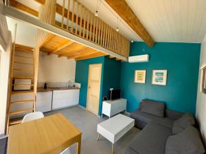 Posezení v ubytování Annexe des Pins - studio gîte avec piscine & climatisation
