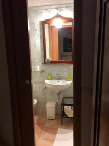 Koupelna v ubytování Locazione Turistica sita in via Ponte di Ferro 2 a Gualdo Cattaneo + 37 fotografií