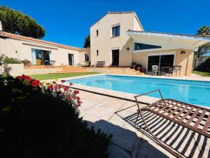 Bazén v ubytování Annexe des Pins - studio gîte avec piscine & climatisation nebo v jeho okolí