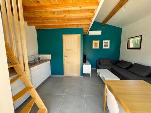 Kuchyň nebo kuchyňský kout v ubytování Annexe des Pins - studio gîte avec piscine & climatisation