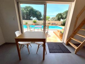 Balkón nebo terasa v ubytování Annexe des Pins - studio gîte avec piscine & climatisation