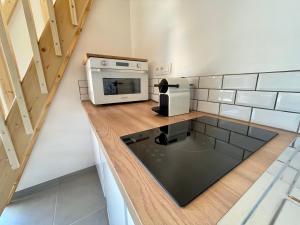 Kuchyň nebo kuchyňský kout v ubytování Annexe des Pins - studio gîte avec piscine & climatisation