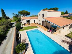Bazén v ubytování Annexe des Pins - studio gîte avec piscine & climatisation nebo v jeho okolí